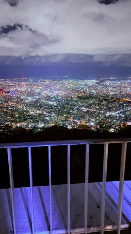 夜景と風が運ぶ静かな光