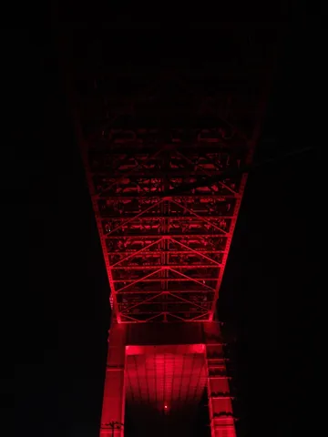 赤く染まる夜の橋の影