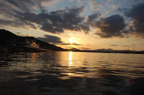 夕陽と水面の静かな刻
