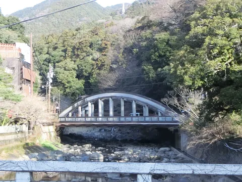 山間のアーチ橋と渓流
