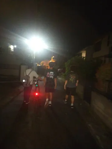 夜道を進む影の列