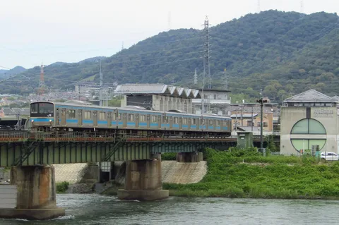 鉄路と山里の連結