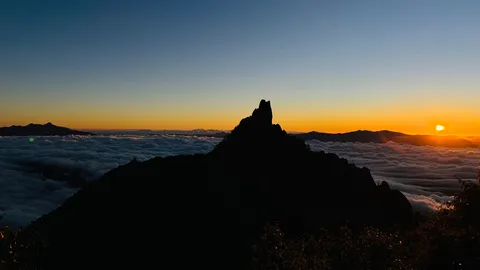 雲海に浮かぶ孤高の峰