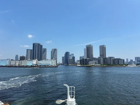 港から眺める都会のビル群