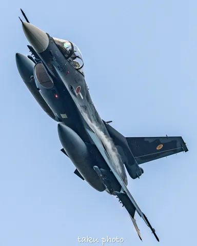 空を斜めに駆ける金属の影