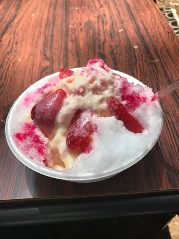 いちごのふわふわ雪氷