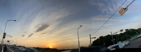夕暮れ時の道、信号と空のグラデーション
