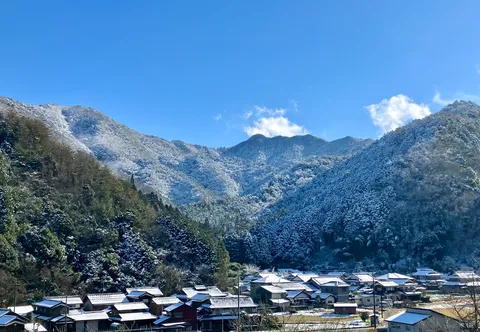雪化粧した里山の静寂