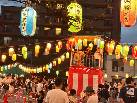 夏祭り、提灯はしゃぐ夜