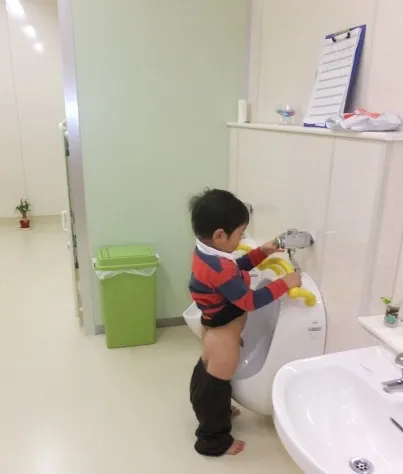 黄色い蛇口に手が伸びる瞬間