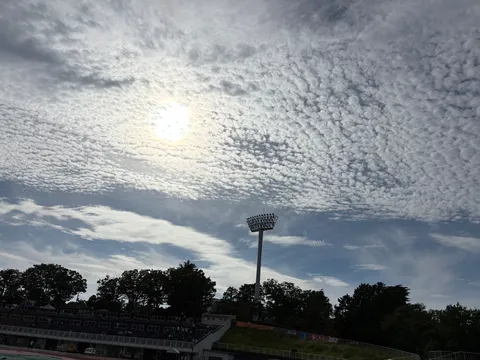 競技場に広がる雲の絨毯