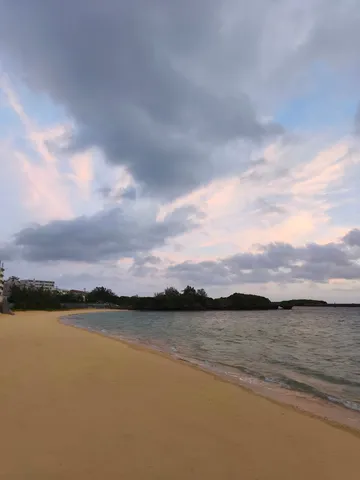 潮風に染まる夕刻の浜