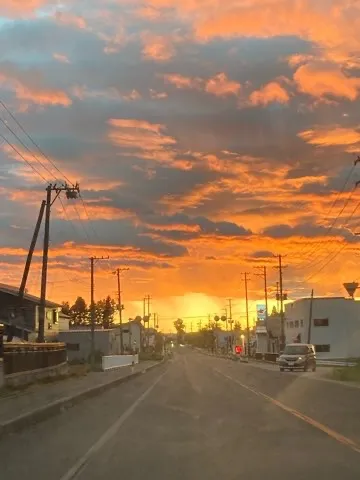 夕焼けに染まる道