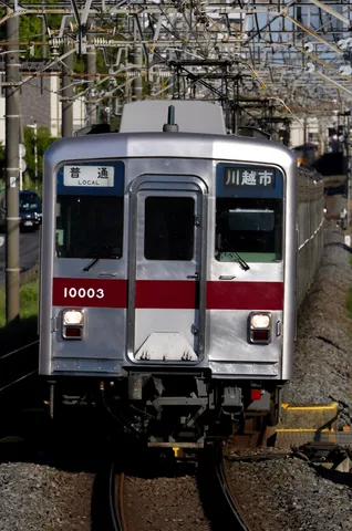 川越市へ向かう銀の車体