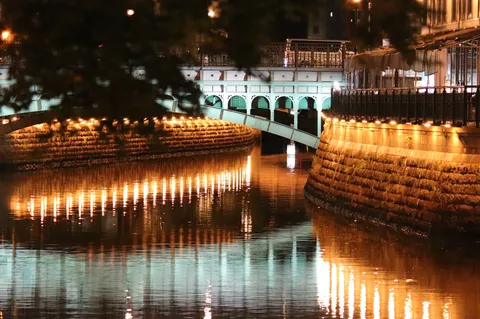 灯りが揺れる夜の水辺