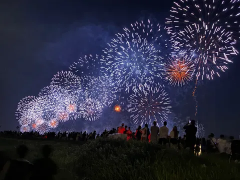 観衆と輝く花火の宴