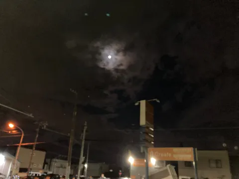 月夜の街に浮かぶ光の輪