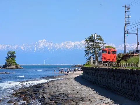 海と雪山を駆ける列車