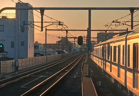 茜色の鉄路、光の余韻