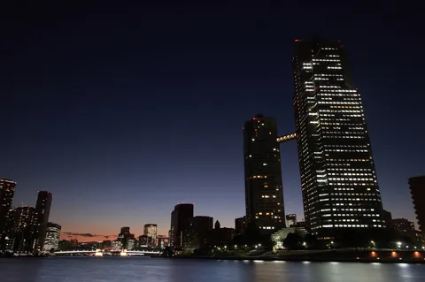灯と水の夜景のささやき