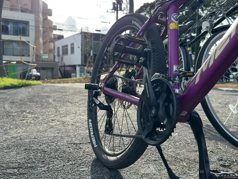 紫色の自転車、日常の一コマ