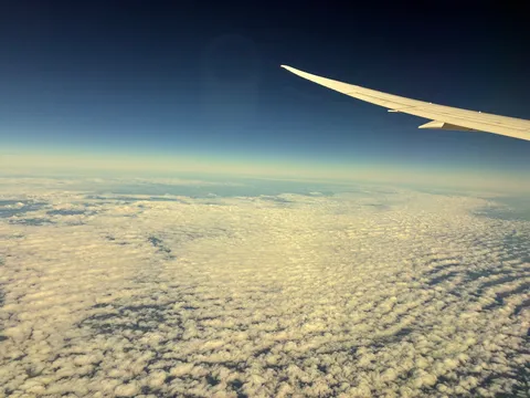 雲海と飛行機の翼