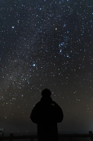 星空の下、一人佇むシルエット