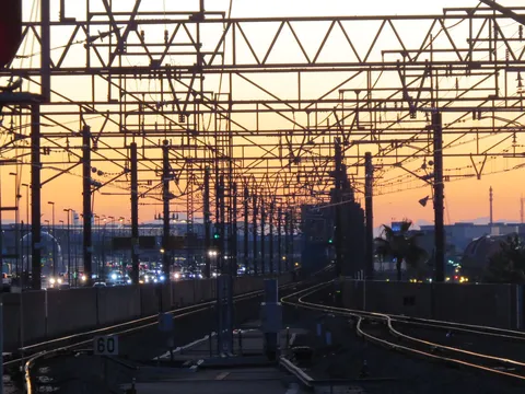 夕暮れの線路、輝く街灯