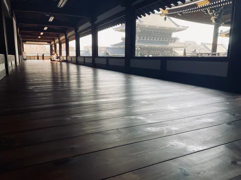 回廊に差し込む光と古都の静寂