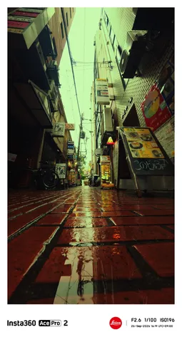 雨上がりの路地に映る光