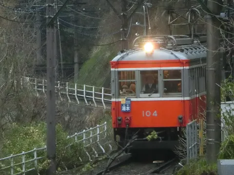 レトロ列車、山道を行く