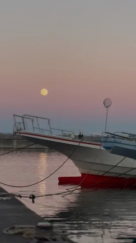 夕暮れの船と月影