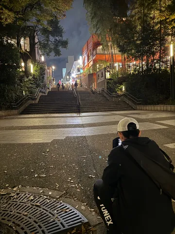 夜の階段に灯る街の気配