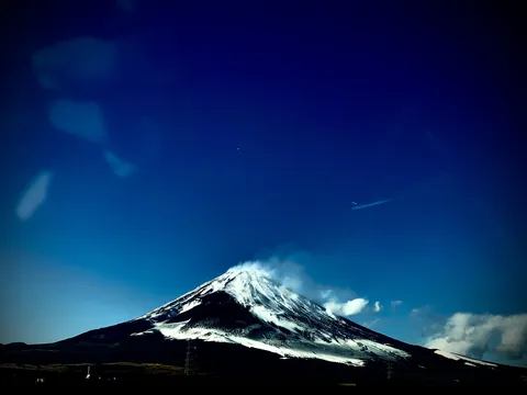 深い青に浮かぶ白銀の峰