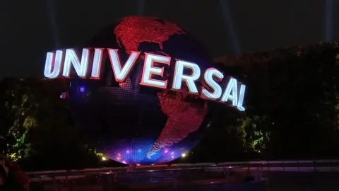 夜空に輝くユニバーサル・グローブ