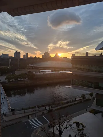 夕暮れのビル群と静かな水面
