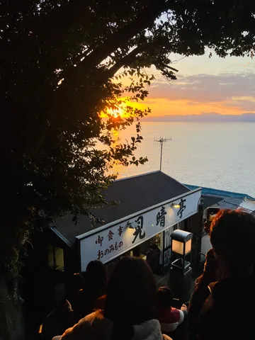 夕暮れ時の海辺の情景
