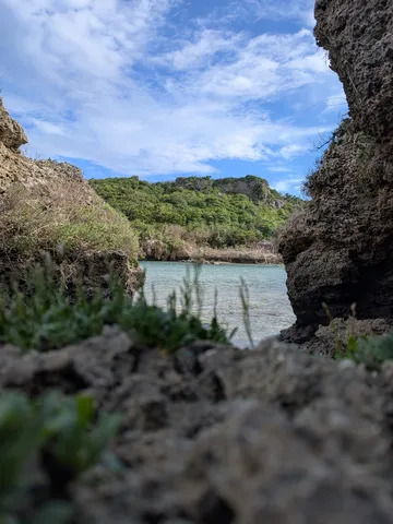 洞窟からのぞく、秘境の海
