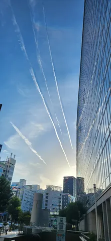 青空を貫く白い軌跡
