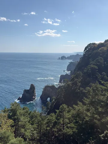 海と岩の静かな刻印