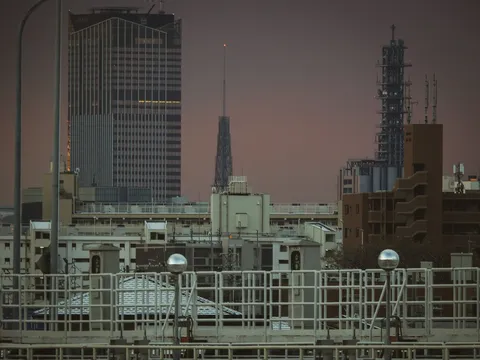 夕暮れ時の都会のシルエット