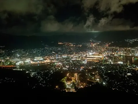 夜景に溶ける雲の灯り