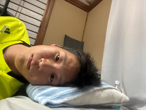 部屋でくつろぐ視線