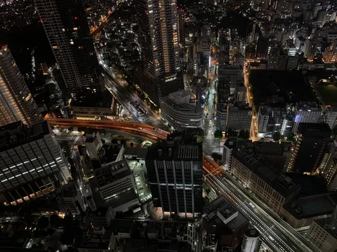 摩天楼の合間を縫う光の帯