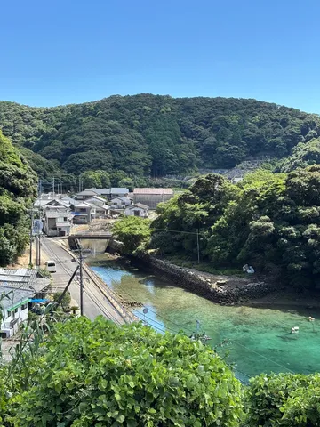 山間と海の静かな呼吸