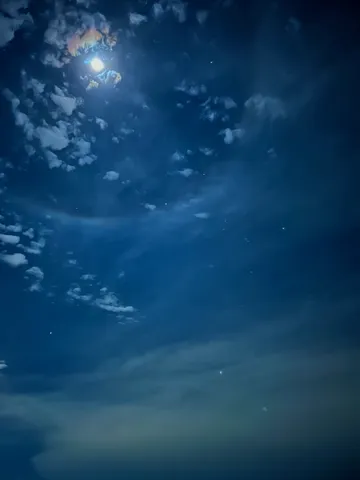 月暈と星空の幻想的な夜