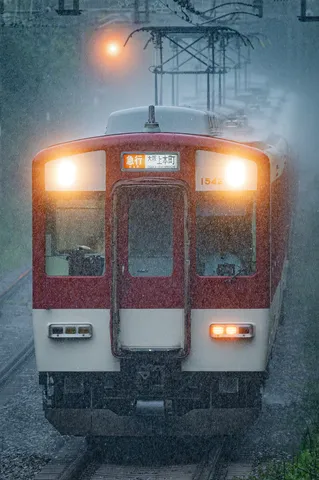 雨粒とヘッドライトの幻想列車