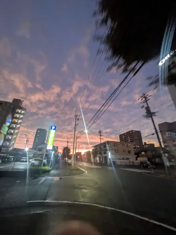 夕暮れの街角の灯り