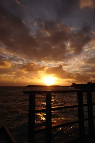 夕凪に揺れる水面