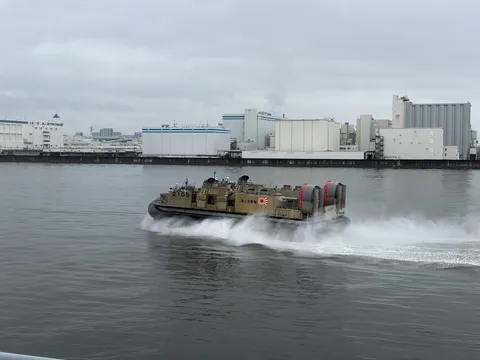 水陸両用車、疾走する水煙